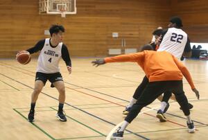 福岡戦に向け、練習する新潟の選手=長岡市