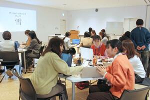 生成ＡＩを使ったアプリの開発に挑戦した女性対象のイベント＝長岡市大手通２