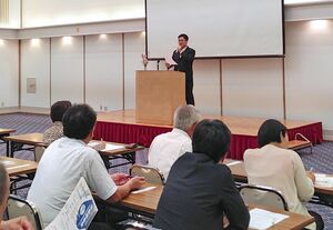 長岡100歳大学大学院の1期生が、学んだことを語った報告会=長岡市今朝白2