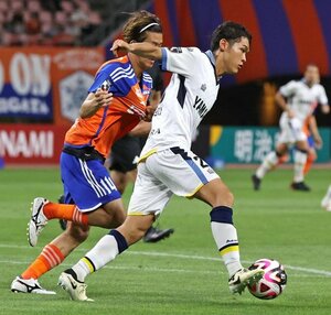 8月に行われた新潟ー磐田戦で、競り合う選手=ビッグスワン