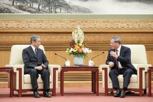 　中国の李強首相（右）と会談する河野洋平元衆院議長＝２０２５年６月、北京の人民大会堂（共同）