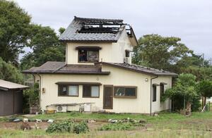 2階が半焼した空き家。落雷が原因となった可能性がある=18日午前11時過ぎ、燕市下粟生津