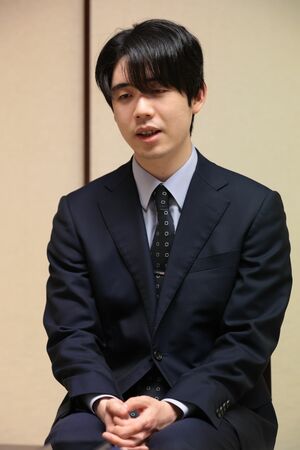 取材に応じる藤井聡太棋王＝２月２８日、新潟市中央区の新潟グランドホテル
