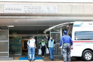 移設に伴い、介護医療院瀬波から村上総合病院への入所者の移送が行われた=村上市瀬波温泉2