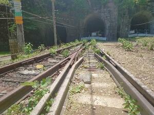 旧熊ノ平駅から軽井沢方面のトンネルに吸い込まれる新線のさびた線路