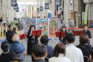 家族連れらが心地よい音色に耳を傾けた「新潟クラシックストリート」=5日、新潟市中央区