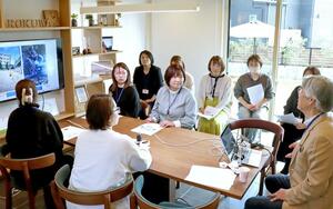 女性技術者らを交え、土木業界の魅力を学んだ勉強会=2月17日、胎内市半山