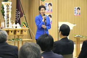 参院選に向けた事務所開きであいさつする中村真衣氏=28日、新潟市中央区