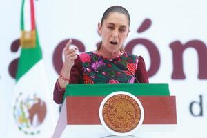 　演説するメキシコのシェインバウム大統領＝５日、メキシコ市（ゲッティ＝共同）