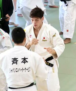 国際合宿で練習する柔道男子の村尾三四郎=講道館