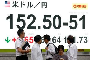 1ドル=152円台の円相場を示す画面。「高市トレード」に市場が大きく揺れている=8日午後、東京都中央区