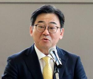 通貨先物の上場記念式典であいさつする大阪取引所の多賀谷彰社長=13日午前、大阪市