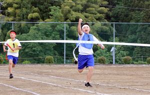 来春閉校する大積小で開かれた最後の運動会=長岡市大積町1
