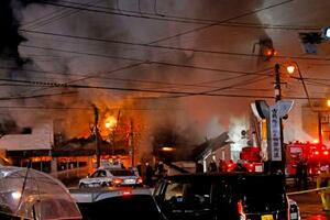 窓から炎が噴き出す建物=2日午後5時16分、北海道函館市