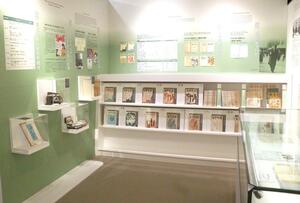 新たに常設展となった高橋義樹さんとキーンさんの交流を見つめる展示。昨年の企画展に「高橋義樹文庫」を加えた=柏崎市諏訪町