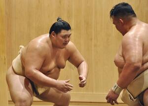 師匠の二所ノ関親方（右）にぶつかる大の里＝茨城県阿見町の二所ノ関部屋