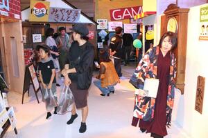 三条市の地域おこし協力隊員らが「昭和レトロ」を演出して来場者を楽しませたマーケット=三条市元町