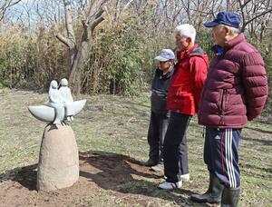 海を臨む高台に設置された人魚像＝上越市大潟区