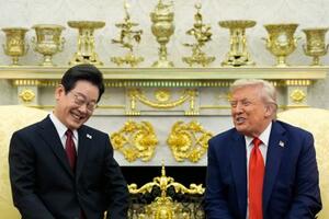 首脳会談で笑顔を見せる韓国の李在明大統領(左)とトランプ米大統領=25日、ワシントン(AP=共同)