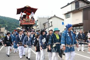 村上大祭本祭りで巡行する「おしゃぎり」=2025年7月7日、村上市