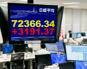 　最高値を更新した日経平均株価の終値を示すモニター＝２５日午後、東京都港区の外為どっとコム