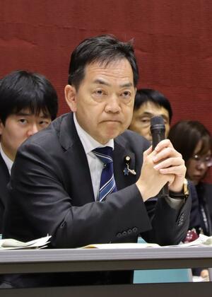 水俣病患者団体との懇談に臨む浅尾慶一郎環境相=4月30日、熊本県水俣市