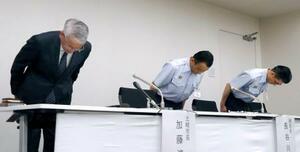 救急車を出動させなかった事案に関する第三者委の報告書を受け、謝罪する岐阜県土岐市の加藤淳司市長(左)ら=19日午前、土岐市役所