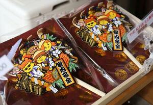 　常楽寺で販売されているＴＨＥ　ＡＬＦＥＥとコラボした熊手＝４月、埼玉県秩父市