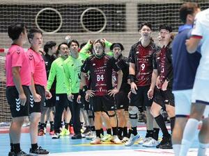 　パリ・サンジェルマンに惜敗したジークスター東京の選手たち＝国立代々木競技場