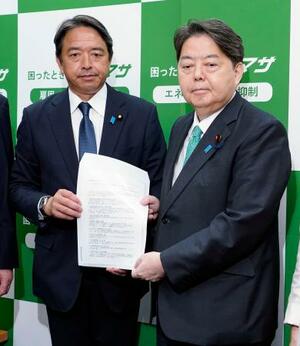 国民民主党の榛葉幹事長(左)と面会し、大雨被害に関する要望書を受け取る林官房長官=18日午前、国会