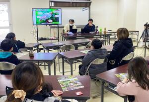 質問やクイズを通して、トキの生態などを学ぶ子どもら=2月1日、佐渡市新穂潟上