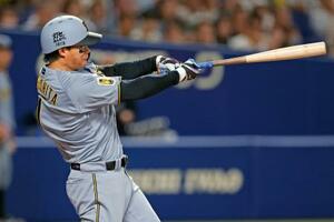 　１回阪神２死、森下が左越えに先制本塁打を放つ＝バンテリンドーム