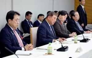 経済財政諮問会議で発言する石破首相(左から2人目)=1日午後、首相官邸