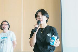 イベントでコラボビールを紹介する髙橋ゆいさん=2024年9月、札幌市(髙橋さん提供)