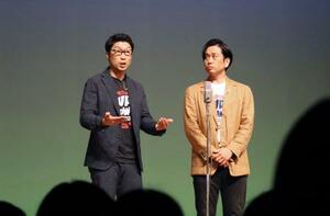被爆体験が題材の漫才を披露する、お笑いコンビ「アップダウン」の竹森巧さん(左)と阿部浩貴さん=3日午後、長崎市
