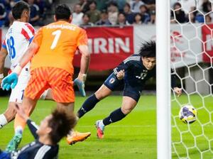 日本―パラグアイ 試合終了間際、ヘディングで同点ゴールを決める上田=パナソニックスタジアム吹田