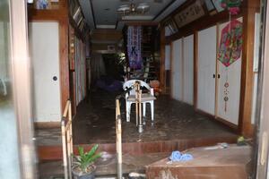 土砂が流れ込み被害を受けた住宅=12日、佐渡市杉野浦