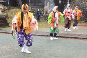 境内で春駒を披露する住民ら=佐渡市野浦
