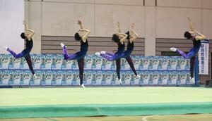 ダイナミックな動きで会場を盛り上げた国士舘大男子新体操部の演技＝新潟市中央区