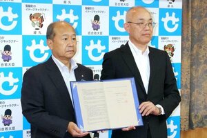 調印式に臨んだ西脇道夫町長(左)と髙橋正男代表取締役=聖籠町役場