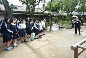 松陰神社を訪れた日韓の高校生。右奥は「東北アジア歴史財団」の朴漢ミン研究委員=10月、山口県萩市