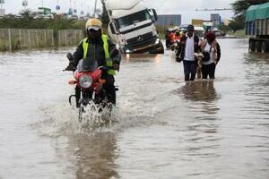 ケニアのナイロビで豪雨により浸水した道路=1日(ゲッティ=共同)