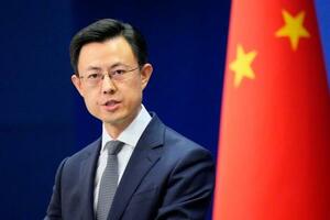 記者会見する中国外務省の郭嘉昆副報道局長=8日、北京(共同)