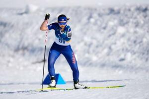 　女子７・５キロ立位　力走する阿部友里香＝テーゼロ（共同）