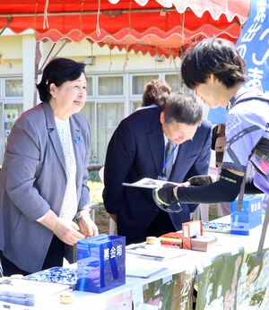 島内外から集まったサイクリストらに、拉致被害者救出への協力を呼びかけた曽我ひとみさん(左)=16日、佐渡市河原田本町