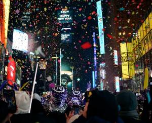 1日、新年を迎えた米ニューヨークのタイムズスクエア(共同)