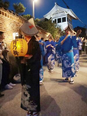 唄と三味線に合わせて踊り歩く「宵乃舞」=6月7日、佐渡市
