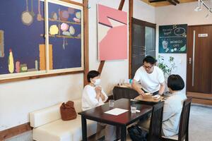 MONICOの営業日の店内。壁にはたくさんのアートを飾っている=長岡市栃尾宮沢