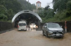 泥水に覆われた国道８号郷津トンネル付近＝２０２５年９月３日９時３３分、上越市（画像の一部を加工しています）