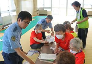 新潟中央署員らが高齢者に向けて特殊詐欺被害防止の広報を行い、国際電話休止サービスの申請手続きの受付も行った=新潟市中央区稲荷町